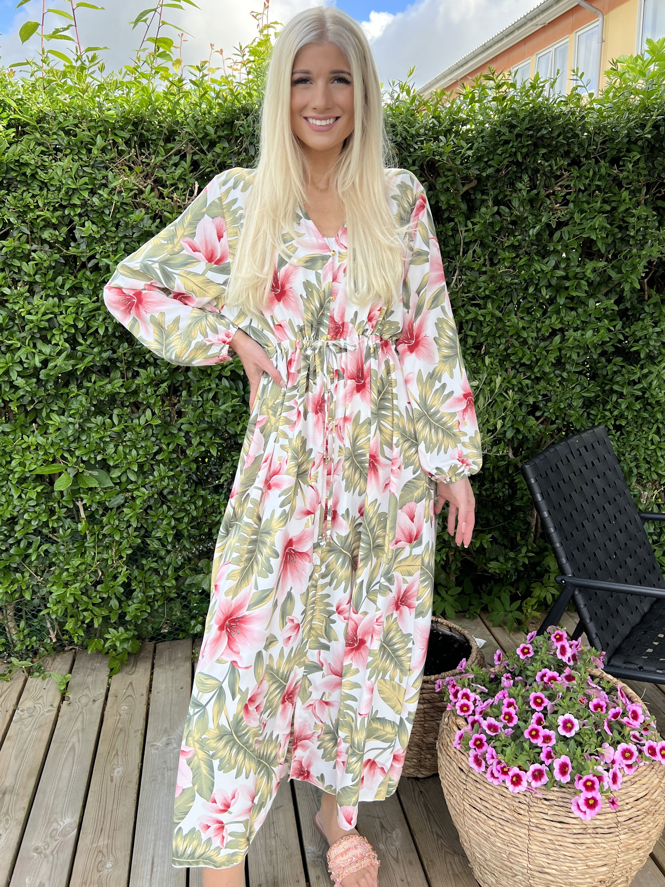 Sandrini - Lång klänning med blommönster och guldknappar